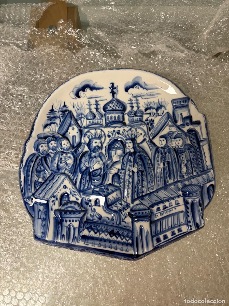 Antig&uuml;edades: Placa decorativa porcelana rusa Гжель / Gzhel, pintada a mano, con sello y firma