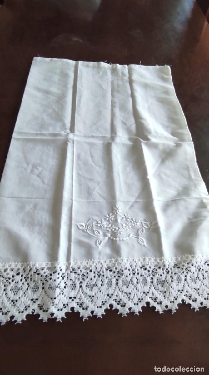 Antig&uuml;edades: ANTIGUA FUNDA DE ALMOHADA DE ALGODON BLANCO CON FINO BORDADO Y ANCHA PUNTILLA DE ENCAJE.