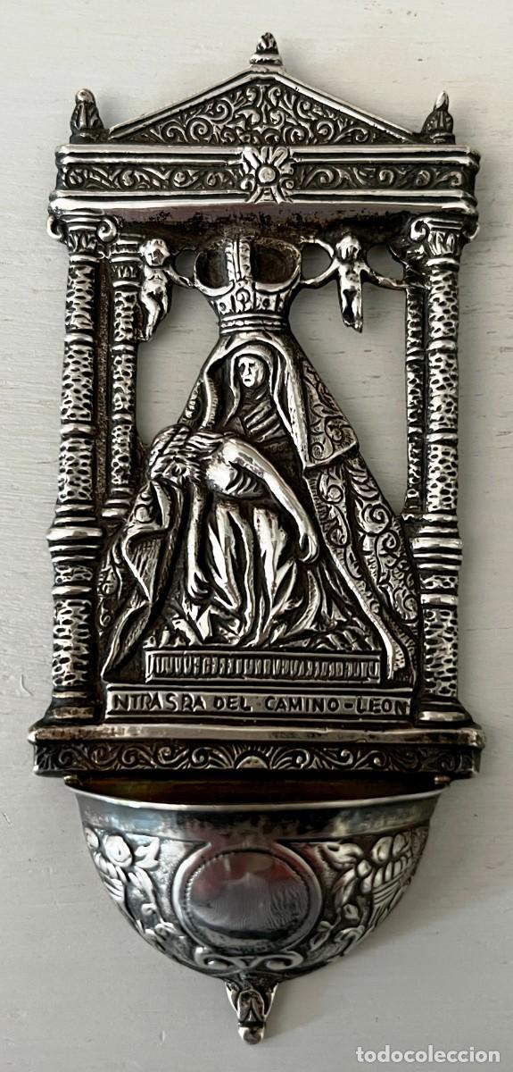 Antig&uuml;edades: Antigua pila benditera de plata con Nuestra Se&ntilde;ora del Camino (Le&oacute;n), mide 12,8 x 5,7 cms.