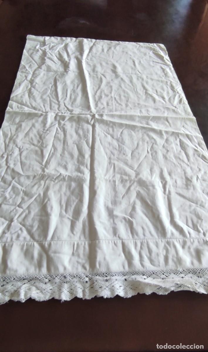 Antig&uuml;edades: ANTIGUA FUNDA DE ALMOHADA DE ALGODON BLANCO CON VAINICA Y PUNTILLA CALADA. MEDIDAS: 77 X 45