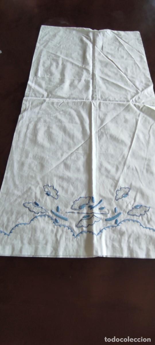 Antig&uuml;edades: ANTIGUA FUNDA DE ALMOHADA DE ALGODON BLANCO CON BONITO BORDADO CALADO EN TONOS AZULES. 79 X 39