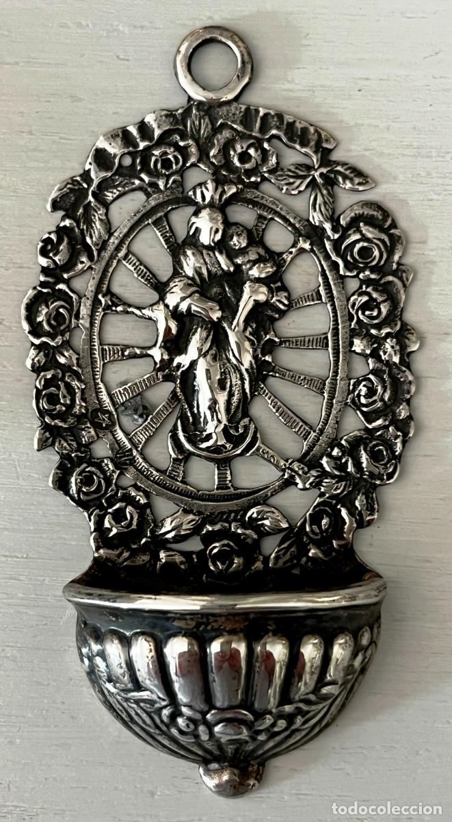 Antig&uuml;edades: Benditera antigua de plata, Virgen con Ni&ntilde;o / Virgen del Carmen, mide 9,5 x 4,8 cm. pesa 28,54 g