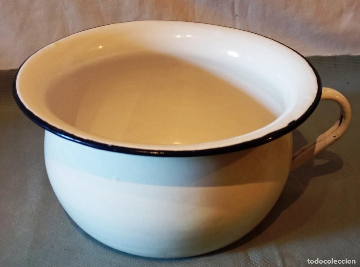 Antig&uuml;edades: Orinal antiguo esmaltado blanco.