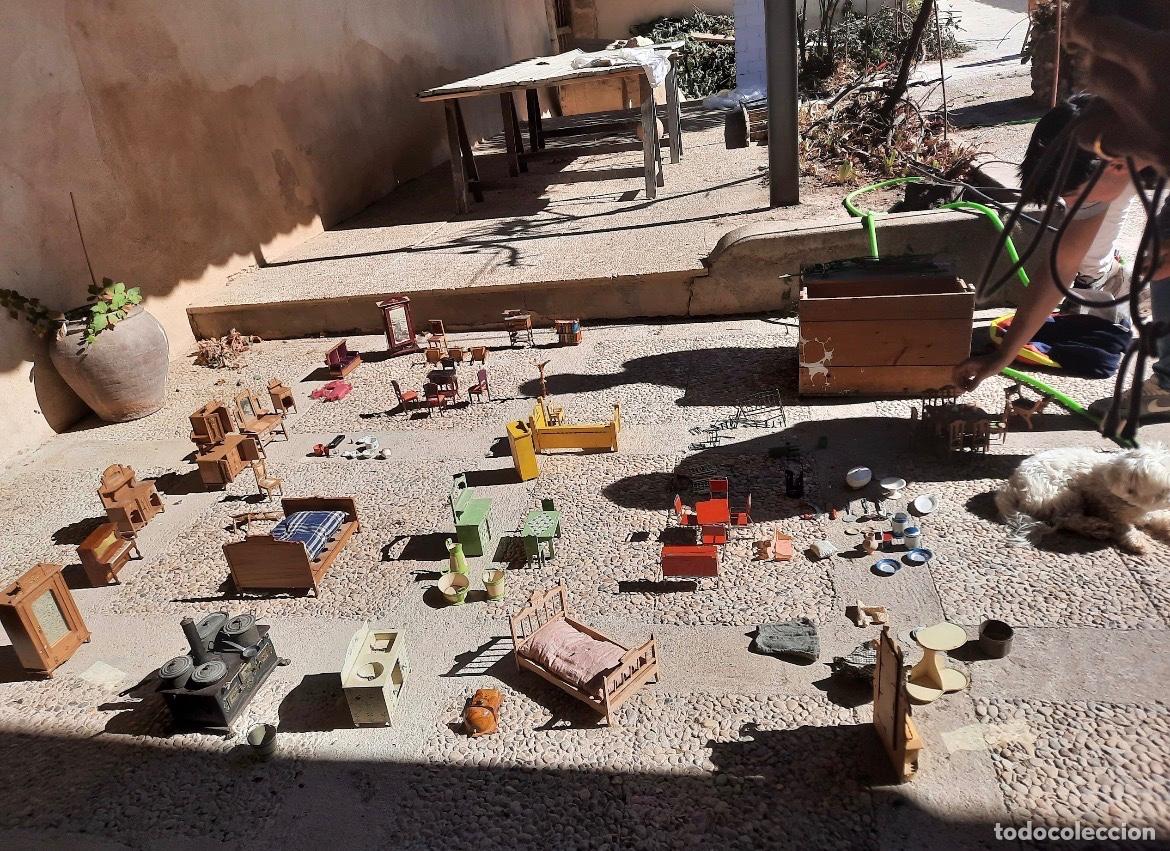 Antig&uuml;edades: Colecci&oacute;n de mobiliario miniatura antiguo para casas de mu&ntilde;ecas