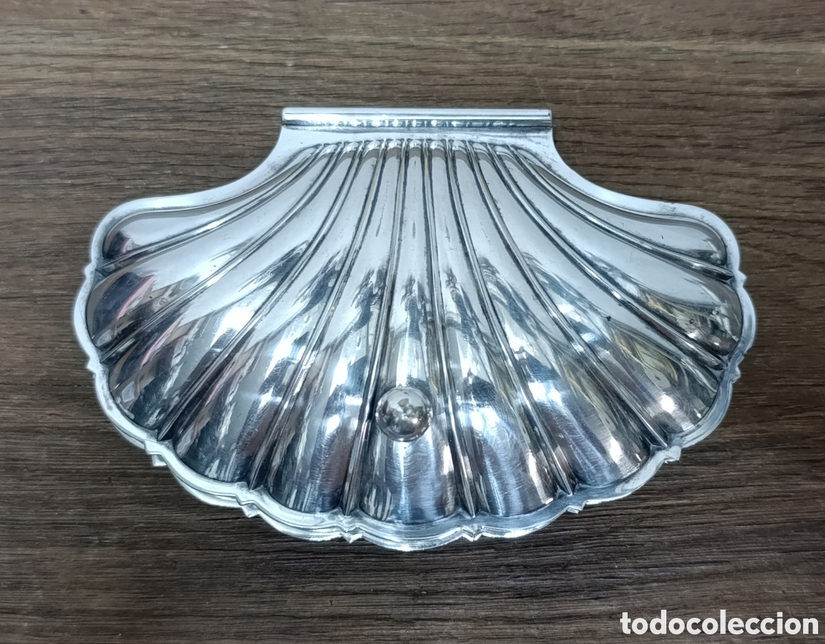 Antig&uuml;edades: ANTIGUA Y MUY BONITA CAJITA O JOYERO CON FORMA DE COCHA DE PLATA MENESES.