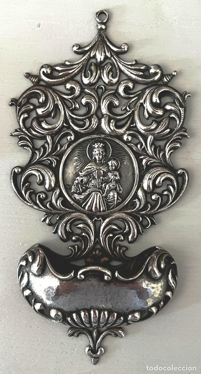 Antig&uuml;edades: Gran benditera antigua de plata Virgen del Carmen con Ni&ntilde;o, con punz&oacute;n visible, mide 17,7 cms