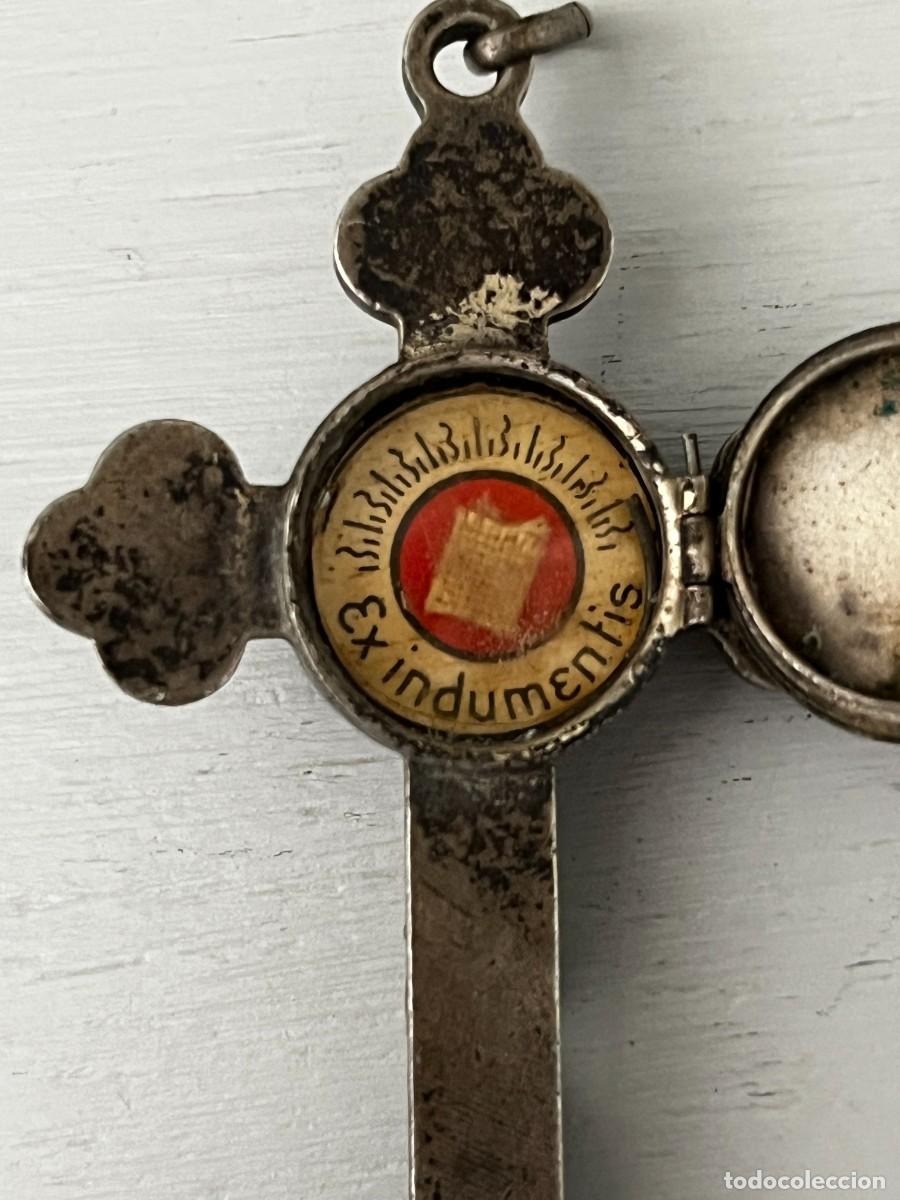 Antig&uuml;edades: Relicario crucifijo de Santa Mar&iacute;a Soledad Torres Acostamide 6,2 x 4 cms.