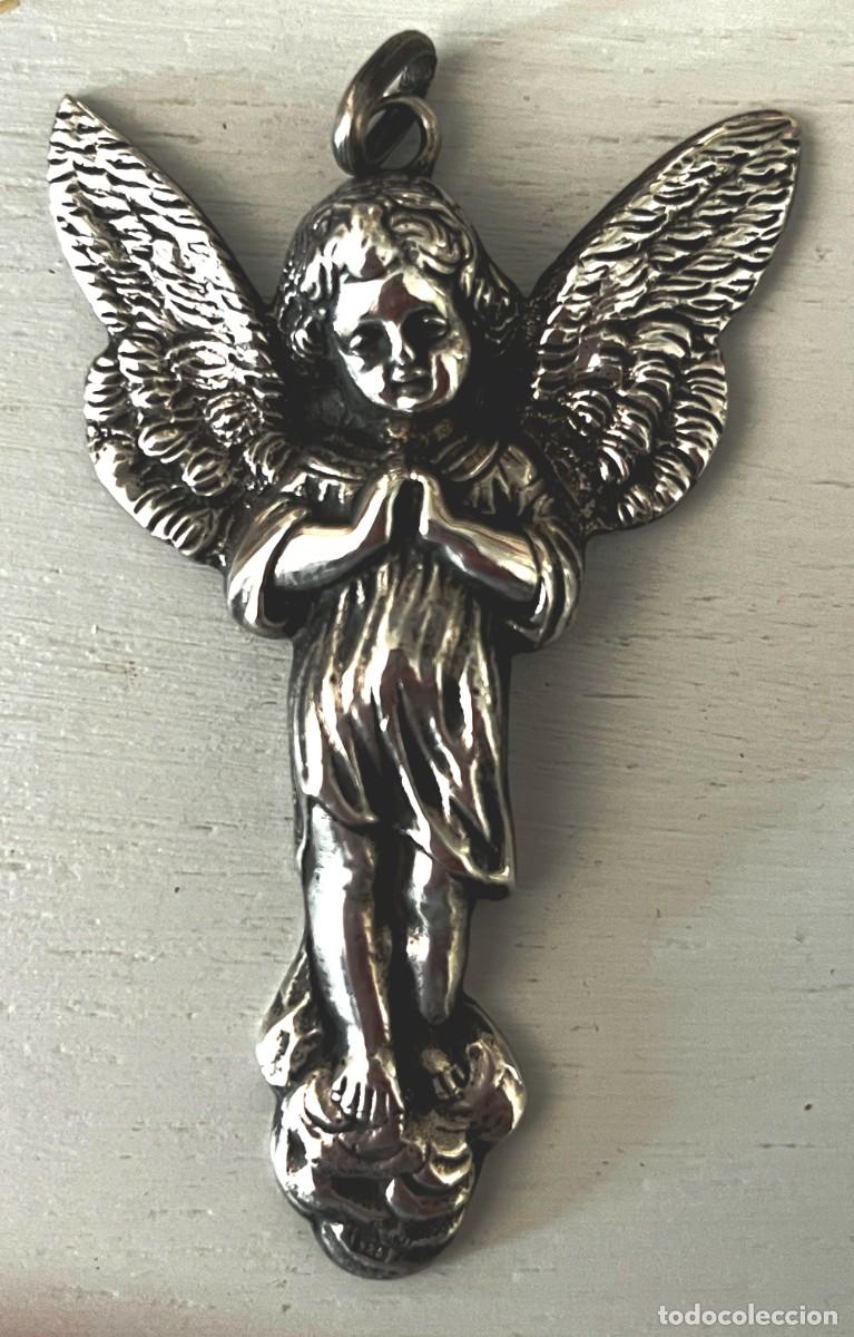 Antig&uuml;edades: Colgante / figura de &aacute;ngel orante de plata punzonada, mide 7,6 x 5 cm, pesa 34 g