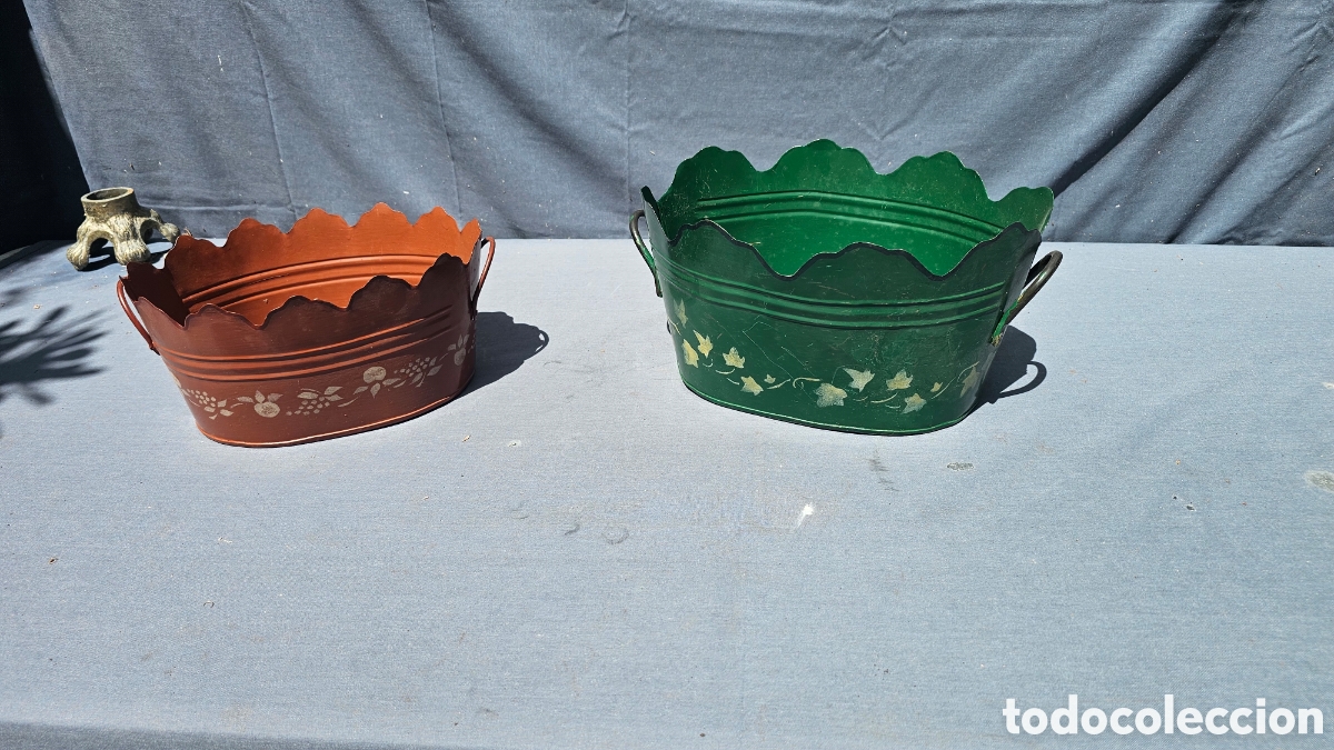 Antig&uuml;edades: Maceteros de galvanizado pintados