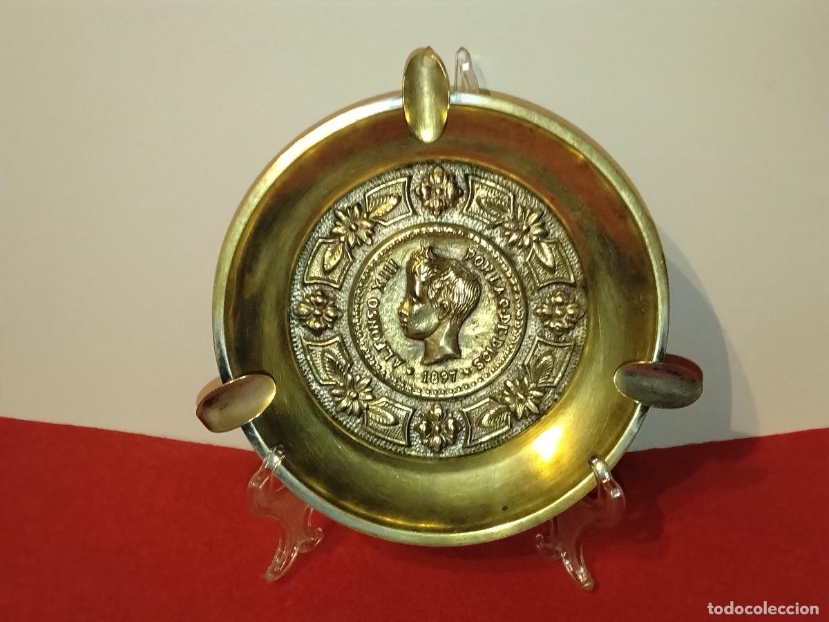 Antig&uuml;edades: ANTIGUO CENICERO DE LAT&Oacute;N PARTE CENTRAL MONEDA HIST&Oacute;RICA REY ALFONSO XIII DE ESPA&Ntilde;A