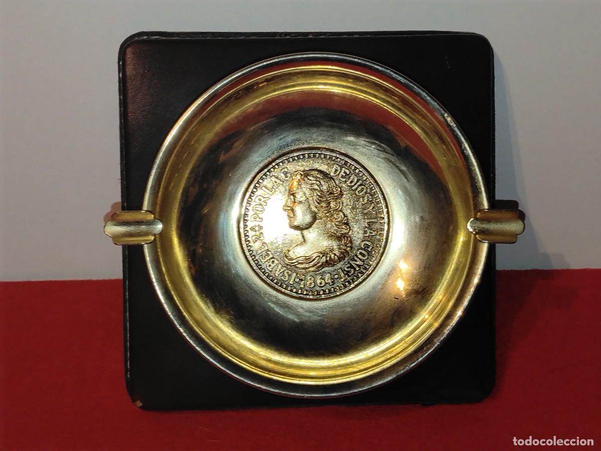Antig&uuml;edades: CENICERO VINTAGE DE LAT&Oacute;N SOBRE BASE DE MADERA Y CENTRAL MEDALLA REINA ISABEL II ESPA&Ntilde;A