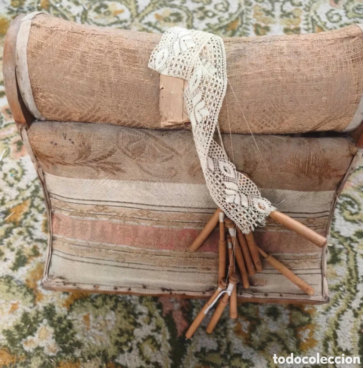 Antig&uuml;edades: Mundillo de Bolillos Antiguo con Caj&oacute;n Costurero Integrado - Lote con Gran Cantidad de Bolillos