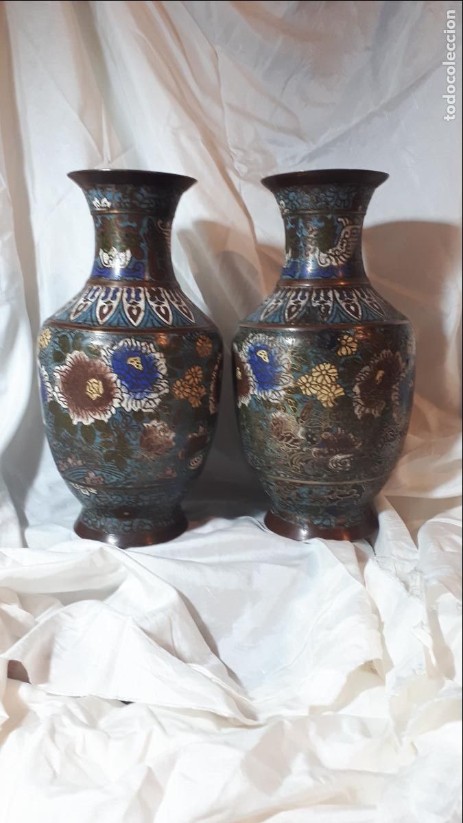 Antig&uuml;edades: Pareja de jarrones de esmalte champleve. SIGLO XIX.