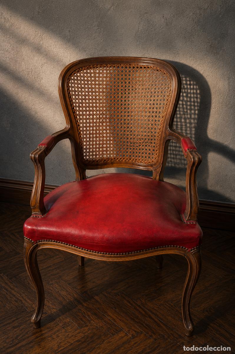 Antig&uuml;edades: Elegante butaca francesa estilo Luis XV en madera maciza, rejilla natural y cuero rojo envejecido
