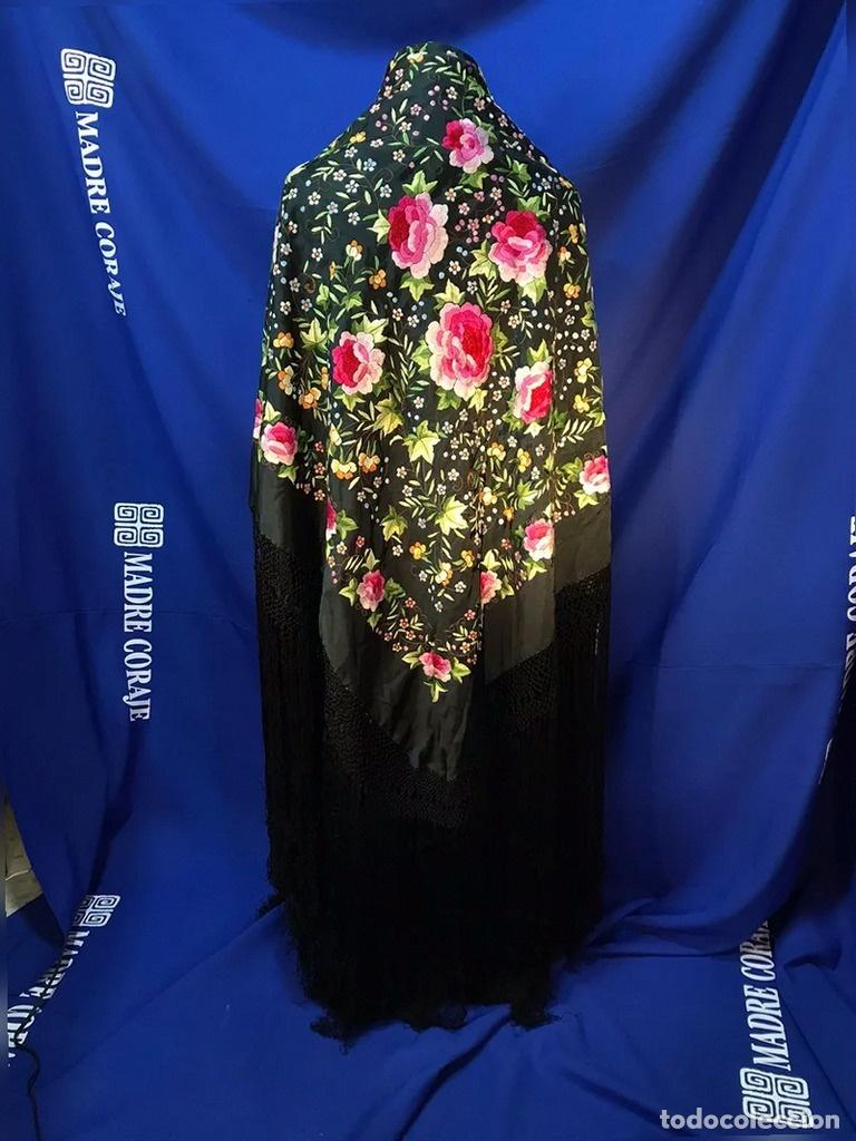 Antig&uuml;edades: Mant&oacute;n Manila bordado con flores