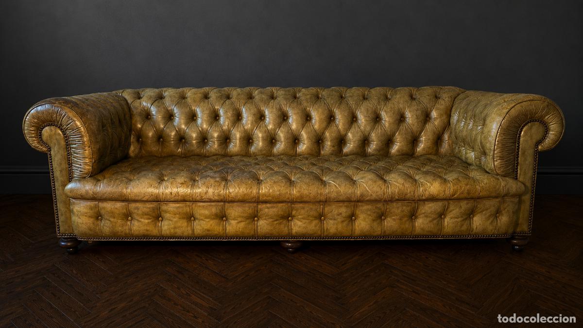 Antig&uuml;edades: Sof&aacute; Chesterfield de cuero capiton&eacute;. muelles helicoidales y relleno de crin