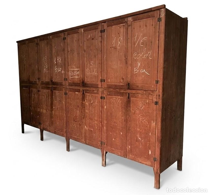 Antig&uuml;edades: GRAN ARMARIO DE F&Aacute;BRICA DE 16 COMPARTIMENTOS. MADERA DE PINO. ESPA&Ntilde;A. SIGLO XIX.