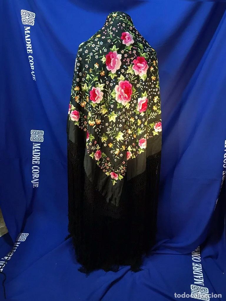 Antig&uuml;edades: Mant&oacute;n de Manila bordado con motivos florales
