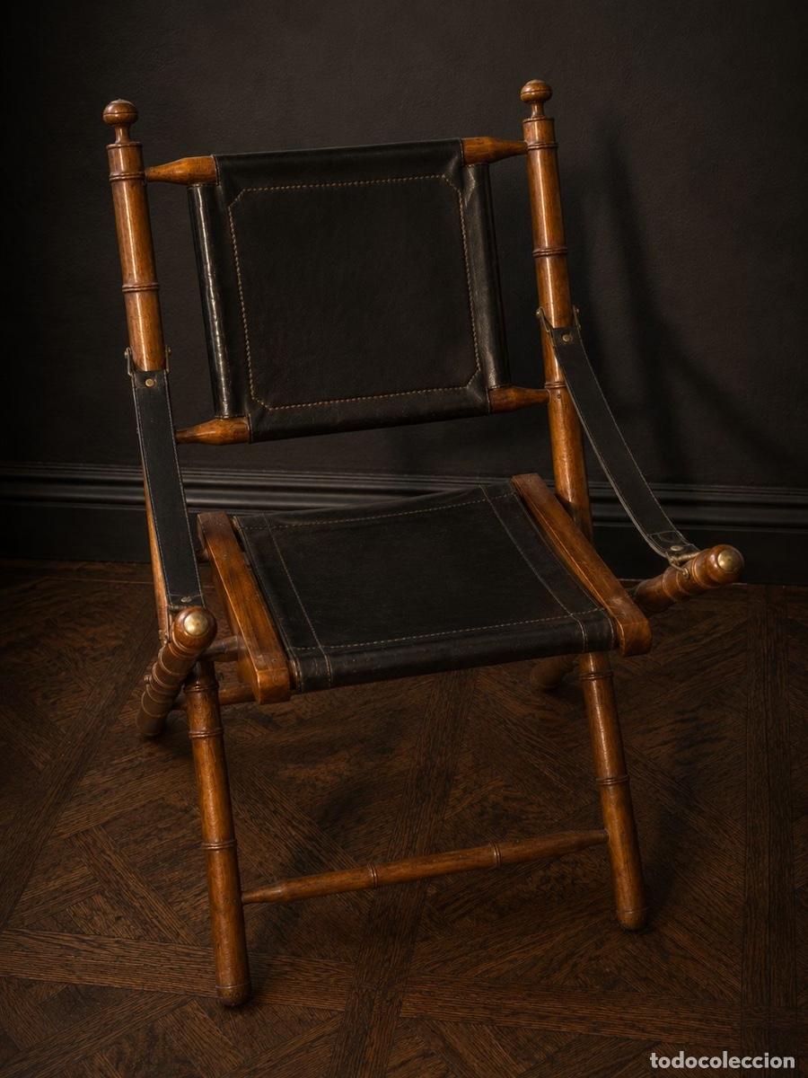 Antig&uuml;edades: Sill&oacute;n Safari plegable en madera y cuero negro. Estilo colonial ingl&eacute;s. Vintage.
