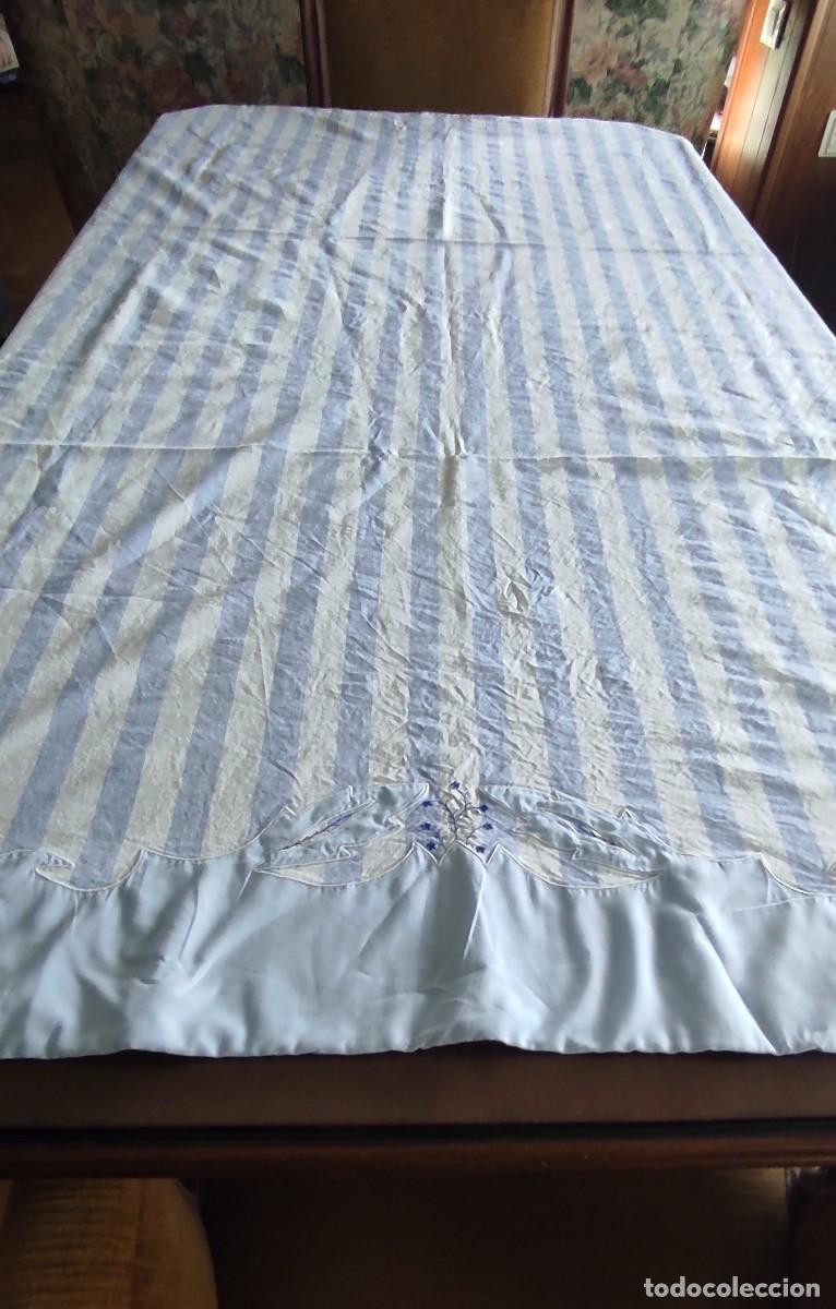 Antig&uuml;edades: ANTIGUA COLCHA LIGERA/CUBRECAMA DE VERNO - RAYAS AZUL Y BLANCO CON EMBOZO DE ONDAS Y BORDADO FLORAL.