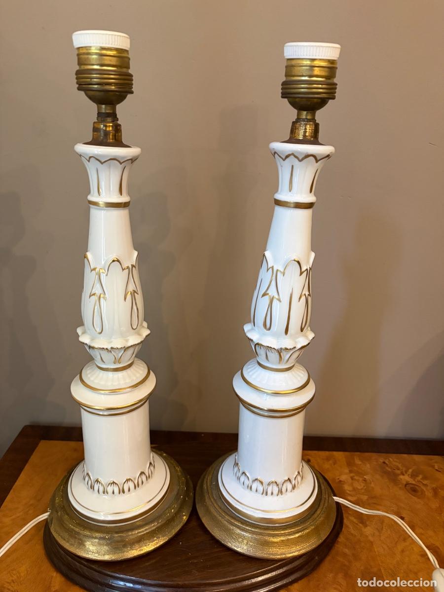 Antig&uuml;edades: PAREJA L&Aacute;MPARAS MANISES PORCELANA BLANCA Y DORADA BASE MADERA