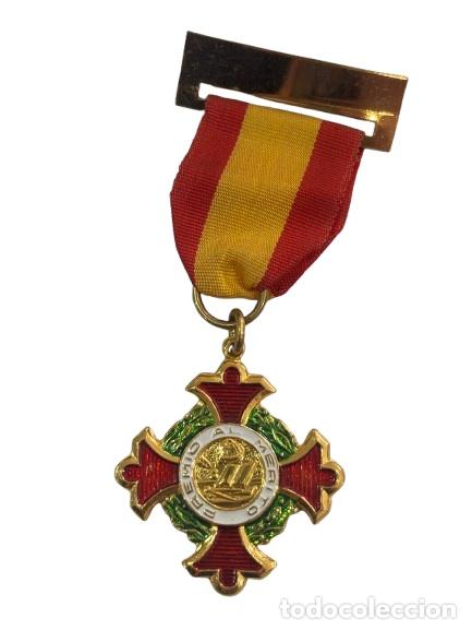 Antig&uuml;edades: Medalla al M&eacute;rito en el Trabajo