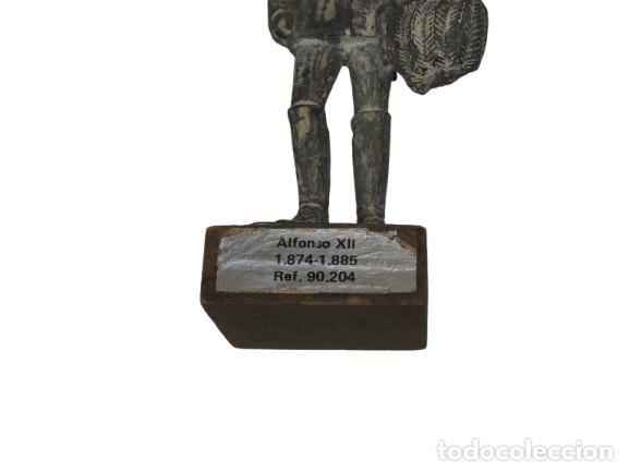 Antig&uuml;edades: Figura de rey Alfonso XII - Foto 2