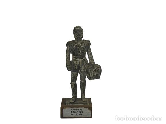 Antig&uuml;edades: Figura de rey Alfonso XII - Foto 1