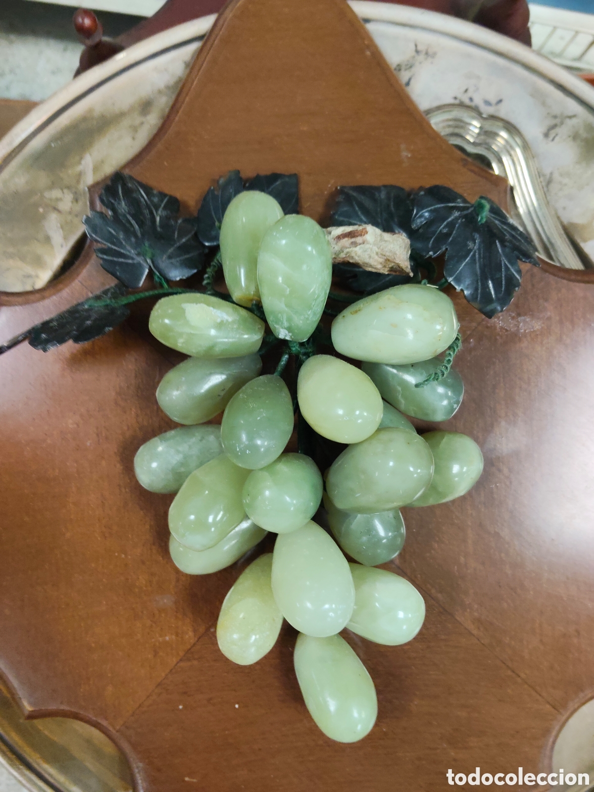 Antig&uuml;edades: racimo de uvas vintage tallado en piedra verde, probablemente jade o &oacute;nix, que a menudo data de medi