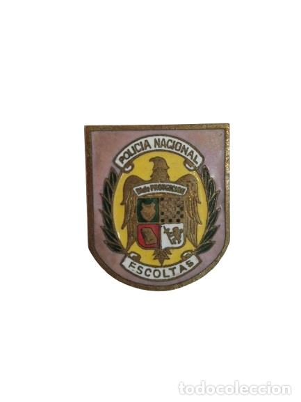 Antig&uuml;edades: distintivo con el escudo de armas
