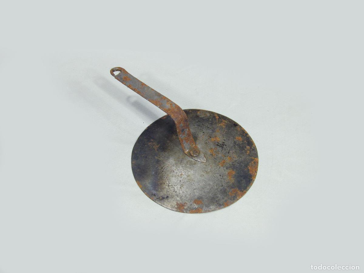 Antig&uuml;edades: ANTIGUA TAPA DE HIERRO DE FORJA PARA PUCHERO. 13 CM. DE DI&Aacute;METRO. COCINA DE HOGAR