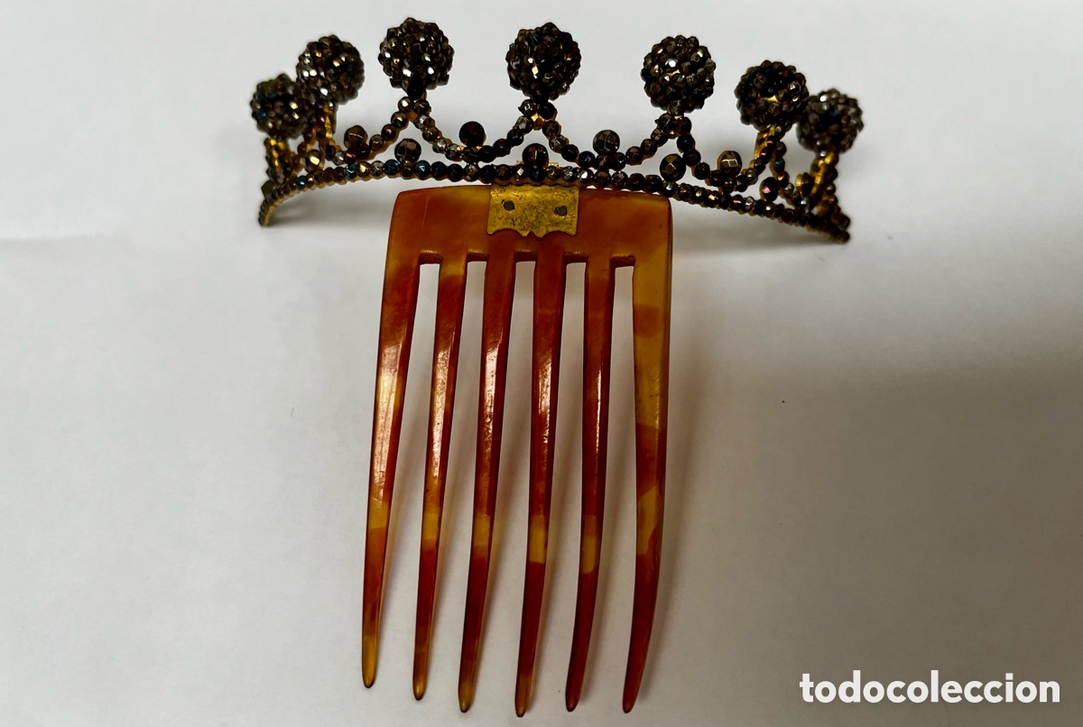 Antig&uuml;edades: Antigua tiara, peineta isabelina, carey y marcasitas. Siglo XlX.