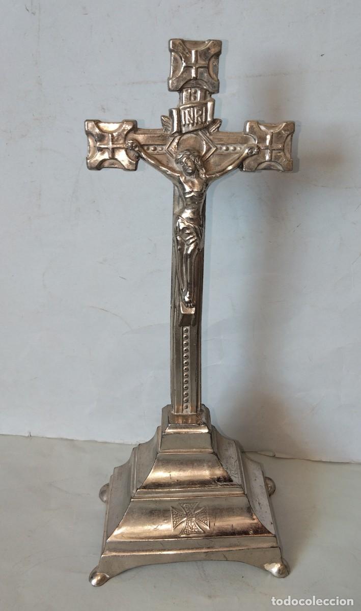 Antig&uuml;edades: Cruz de sobremesa de metal plateado