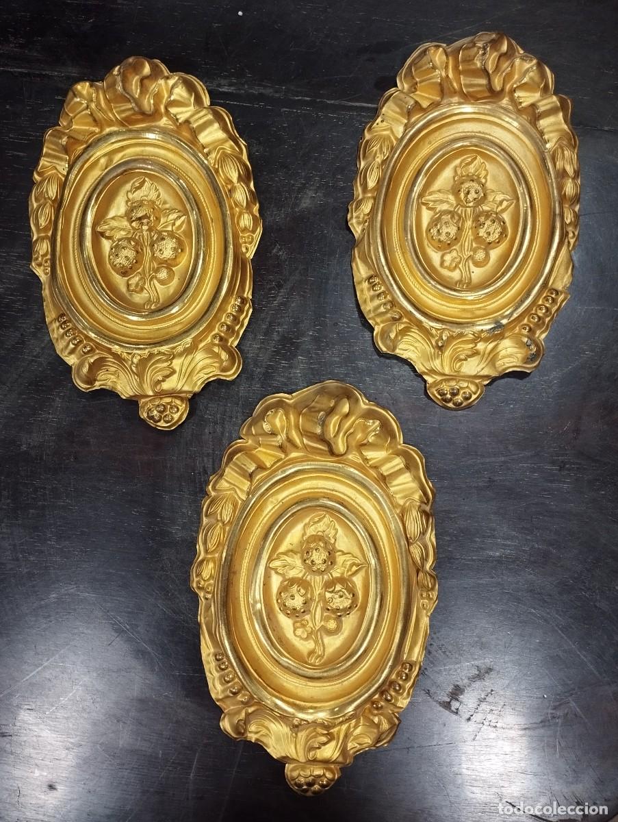 Antig&uuml;edades: LOTE DE 3 PLAFONES DE LAT&Oacute;N DORADOS AL ORO FINO