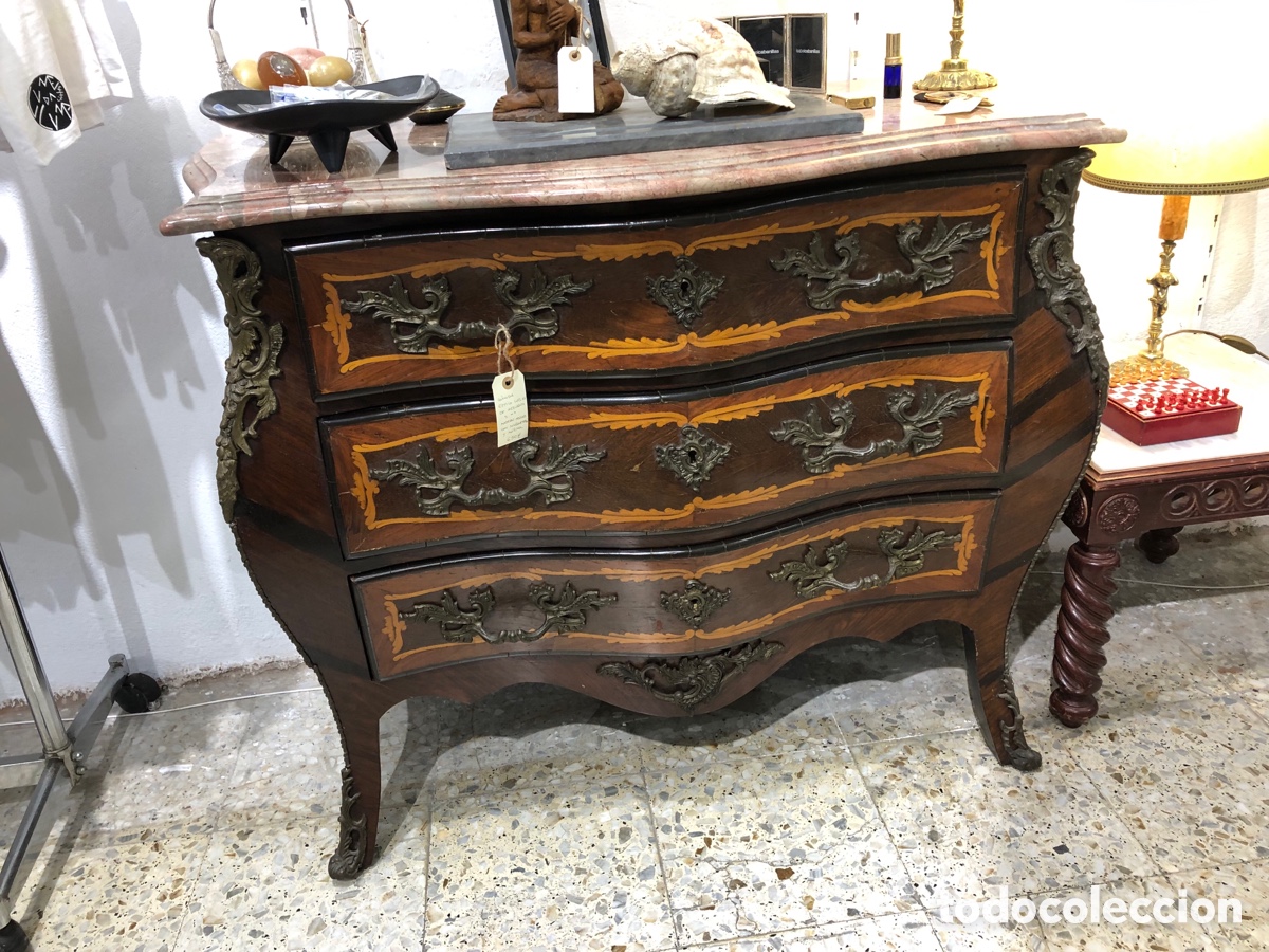 Antig&uuml;edades: Elegante C&oacute;moda Bomb&eacute; Estilo Luis XV - Marqueter&iacute;a Floral, Bronces y Encimera de M&aacute;rmol - S. XX