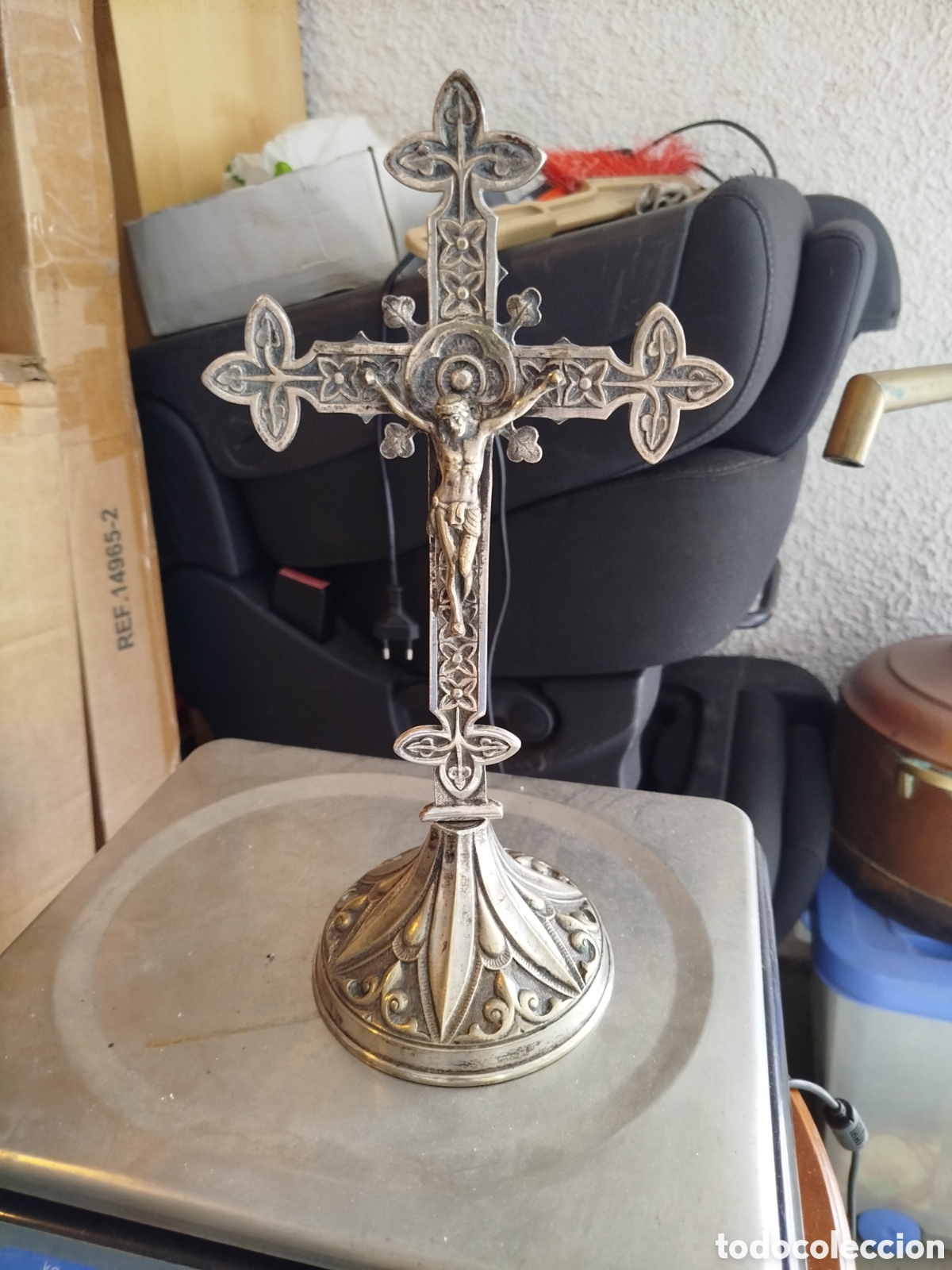 Antig&uuml;edades: Crucifijo en bronce ba&ntilde;ado en plata.