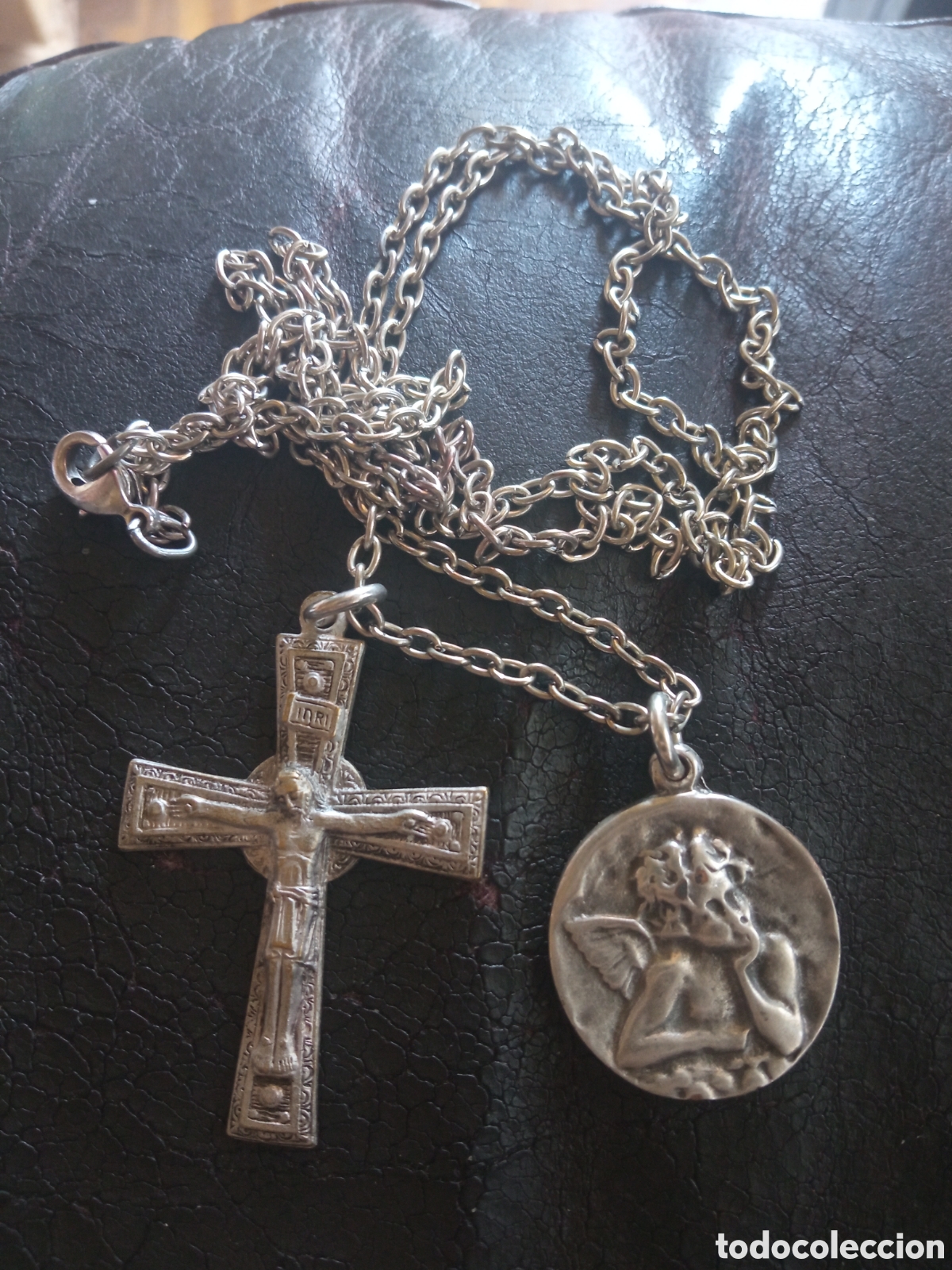 Antig&uuml;edades: Conjunto de cadena, cruz y medalla de metal plateado, la cadena mide 40 cm cerrada