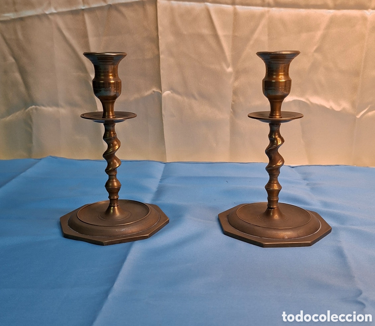 Antig&uuml;edades: Pareja de candelabros de bronce antiguos