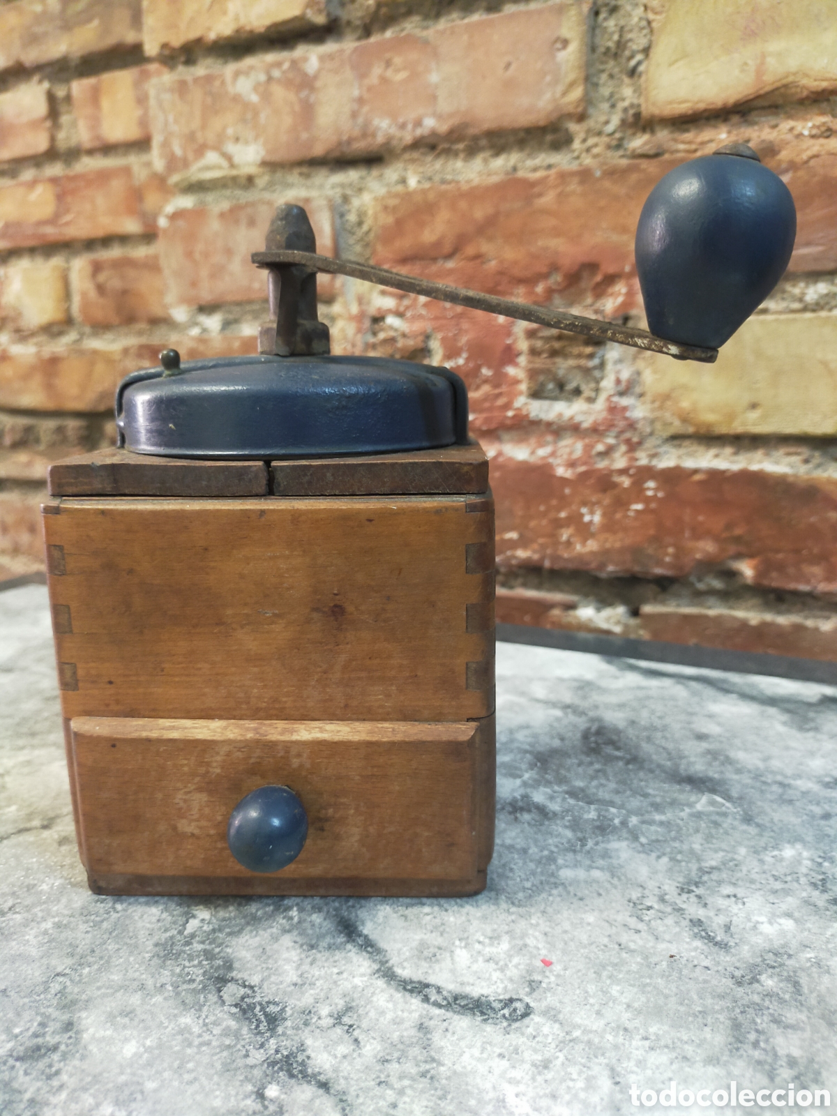 Antig&uuml;edades: Molinillo de caf&eacute; antiguo madera