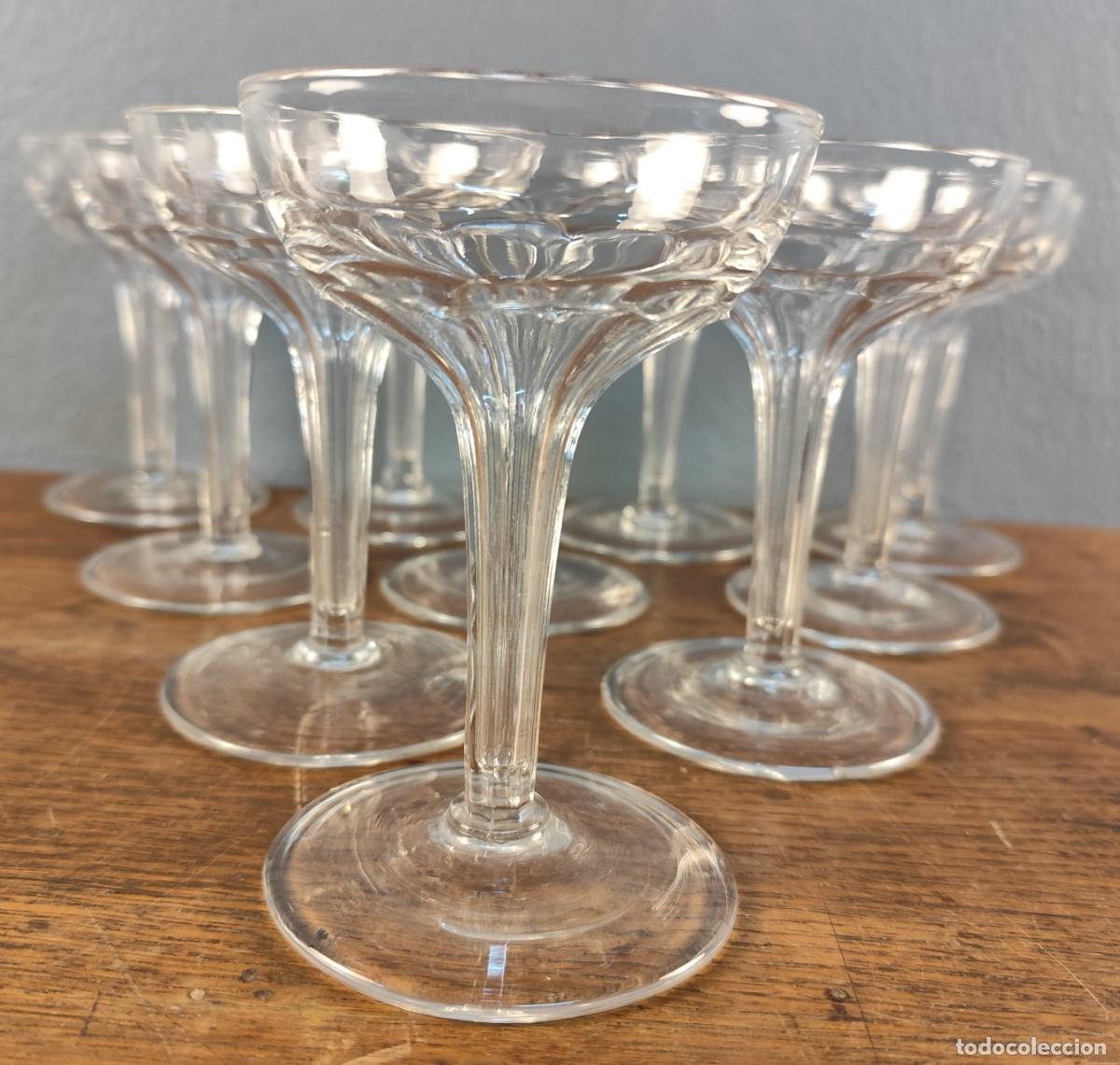 Antig&uuml;edades: Conjunto de diez copas de cristal transparente, estilo coupe cl&aacute;sico.