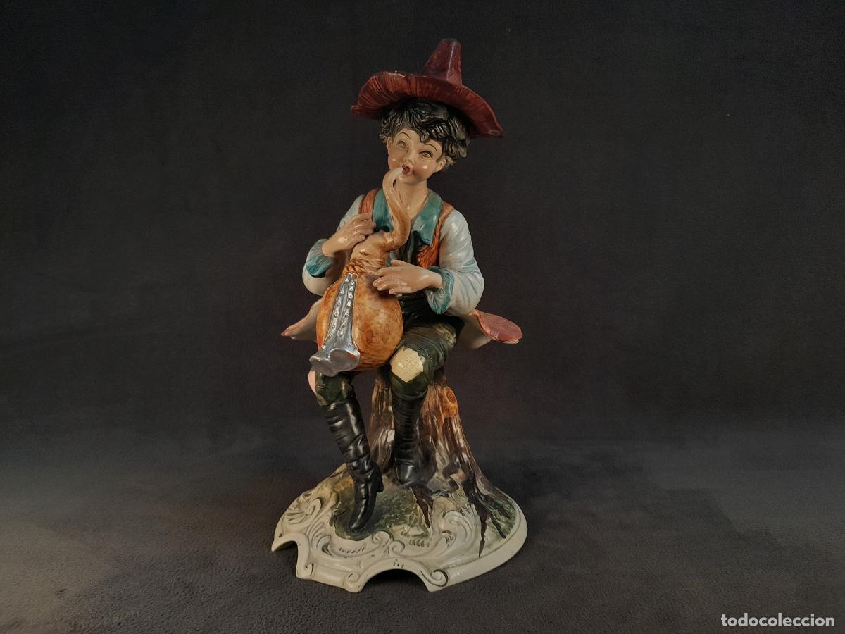 Antig&uuml;edades: FIGURA DE PORCELANA BISCUIT. M&Uacute;SICO TOCANDO INSTRUMENTO. MEDIADOS S. XX.