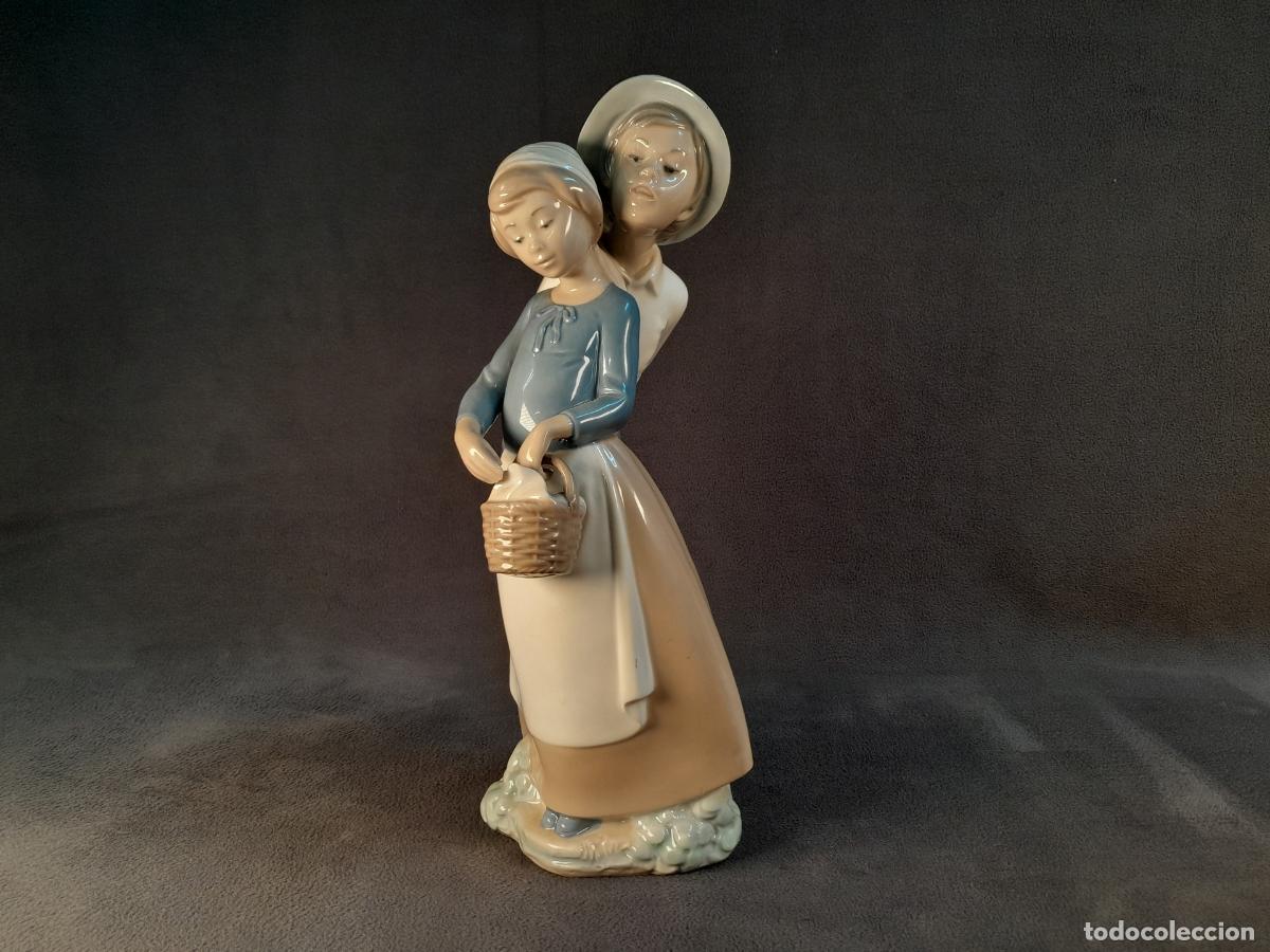 Antig&uuml;edades: FIGURA EN PORCELANA ESMALTADA .NAO BY LLADR&Oacute;.PAREJA RURA B-7N.MEDIADOS DEL SIGLO XX.