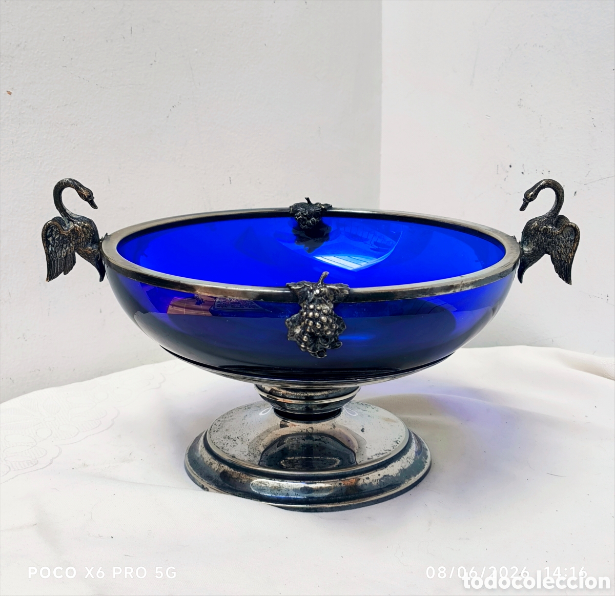 Antig&uuml;edades: centro de mesa antiguo o frutero vintage, caracterizado por un cuenco de cristal azul cobalto combi