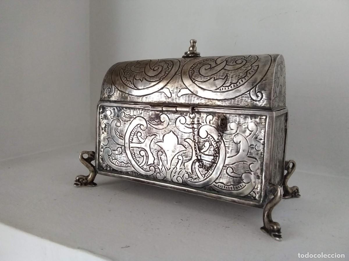 Antig&uuml;edades: ARQUETA DE PLATA MACIZA