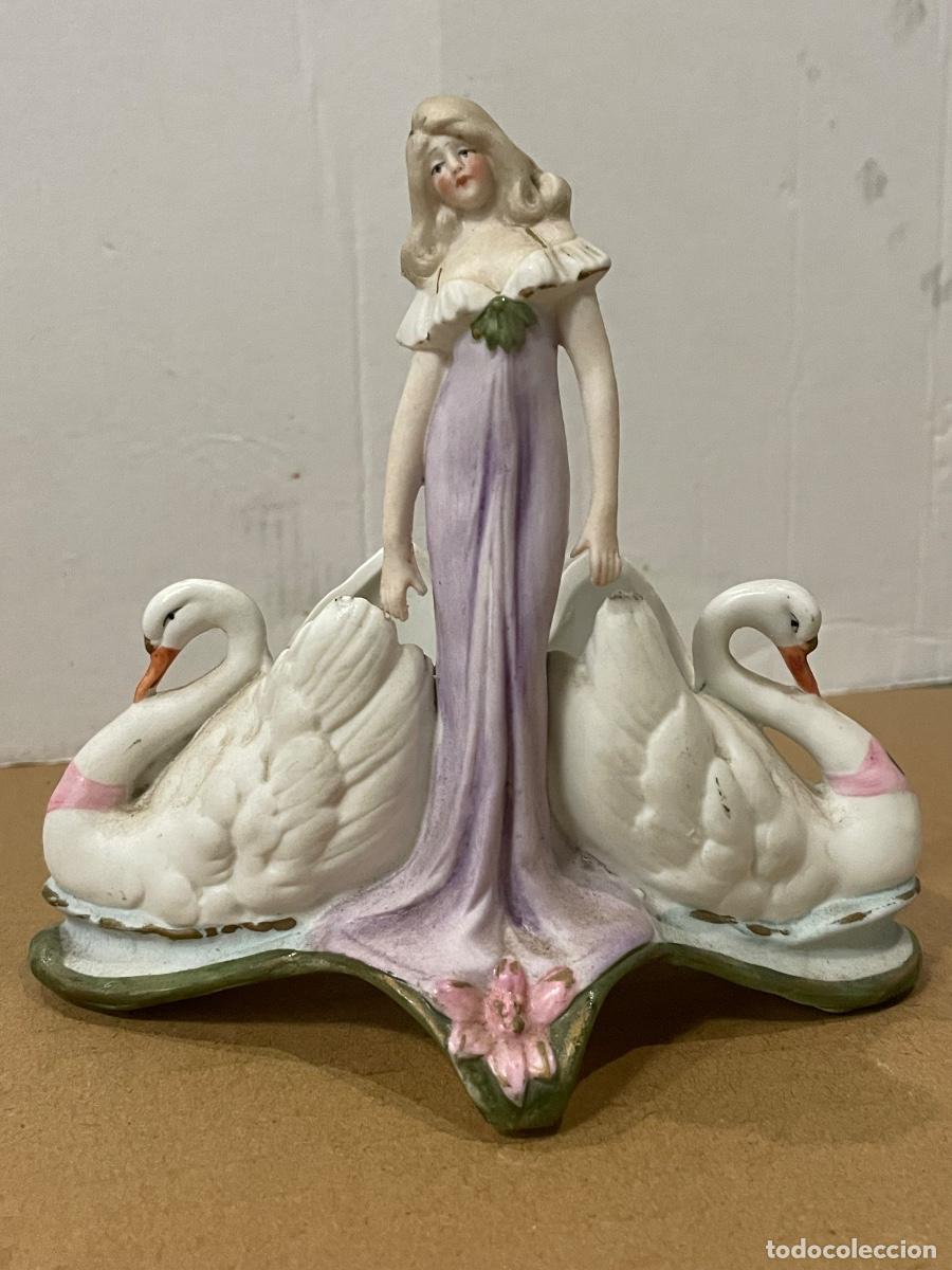 Antig&uuml;edades: ANTIGUA FIGURA MODERNISTA FEMENINA CON CISNES DE PORCELANA DE BISCUIT BUEN ESTADO 14 CM. ALTURA