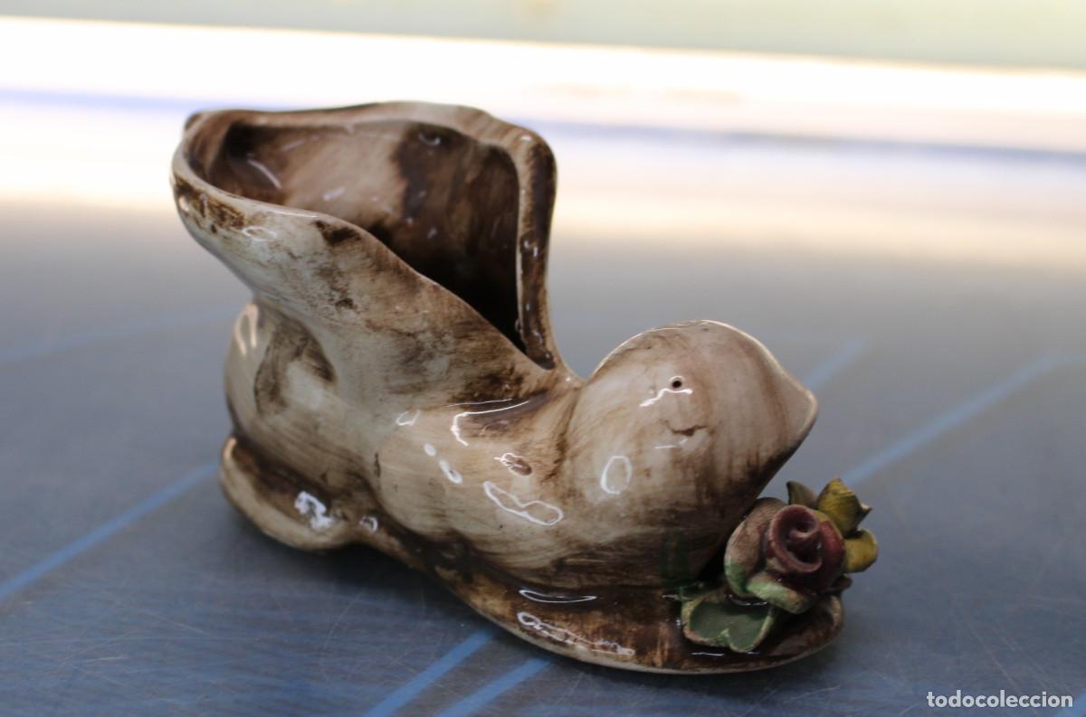 Antig&uuml;edades: Bota con flores porcelana Capodimonte.