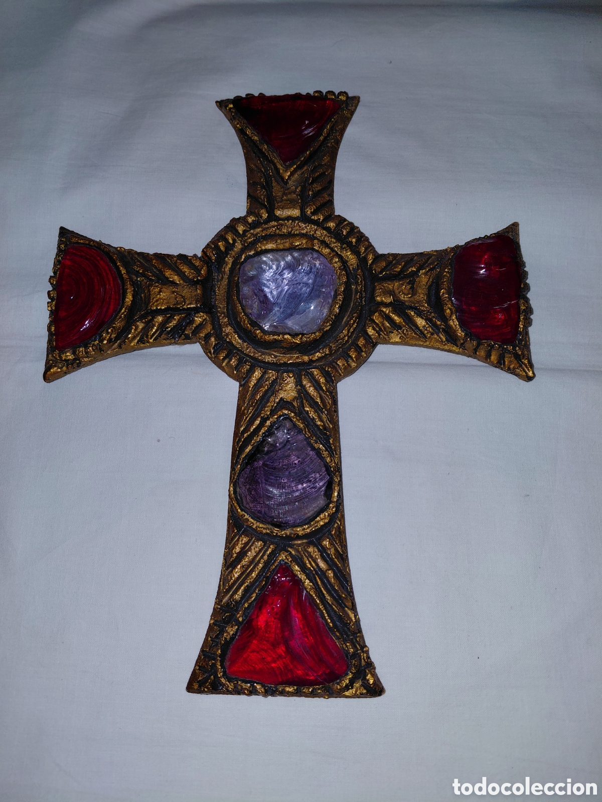 Antig&uuml;edades: CRUZ DE ESTUCO CON VIDRIOS DE MURANO SOBRE CARTON PRENSADO VREACIONES GOBESSO LEER