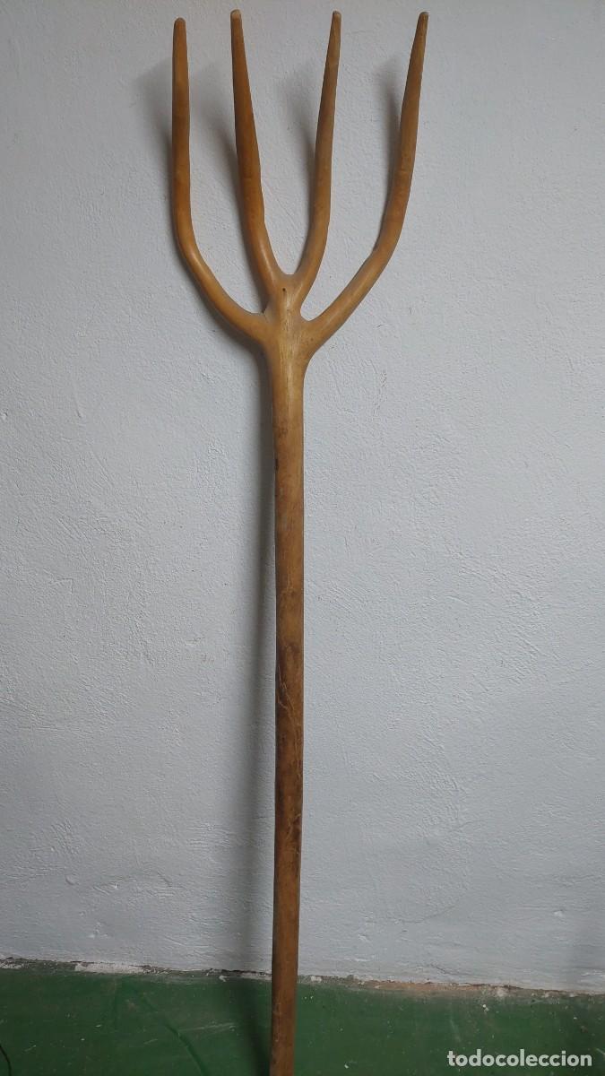 Antig&uuml;edades: Horca de madera en perfecto estado.