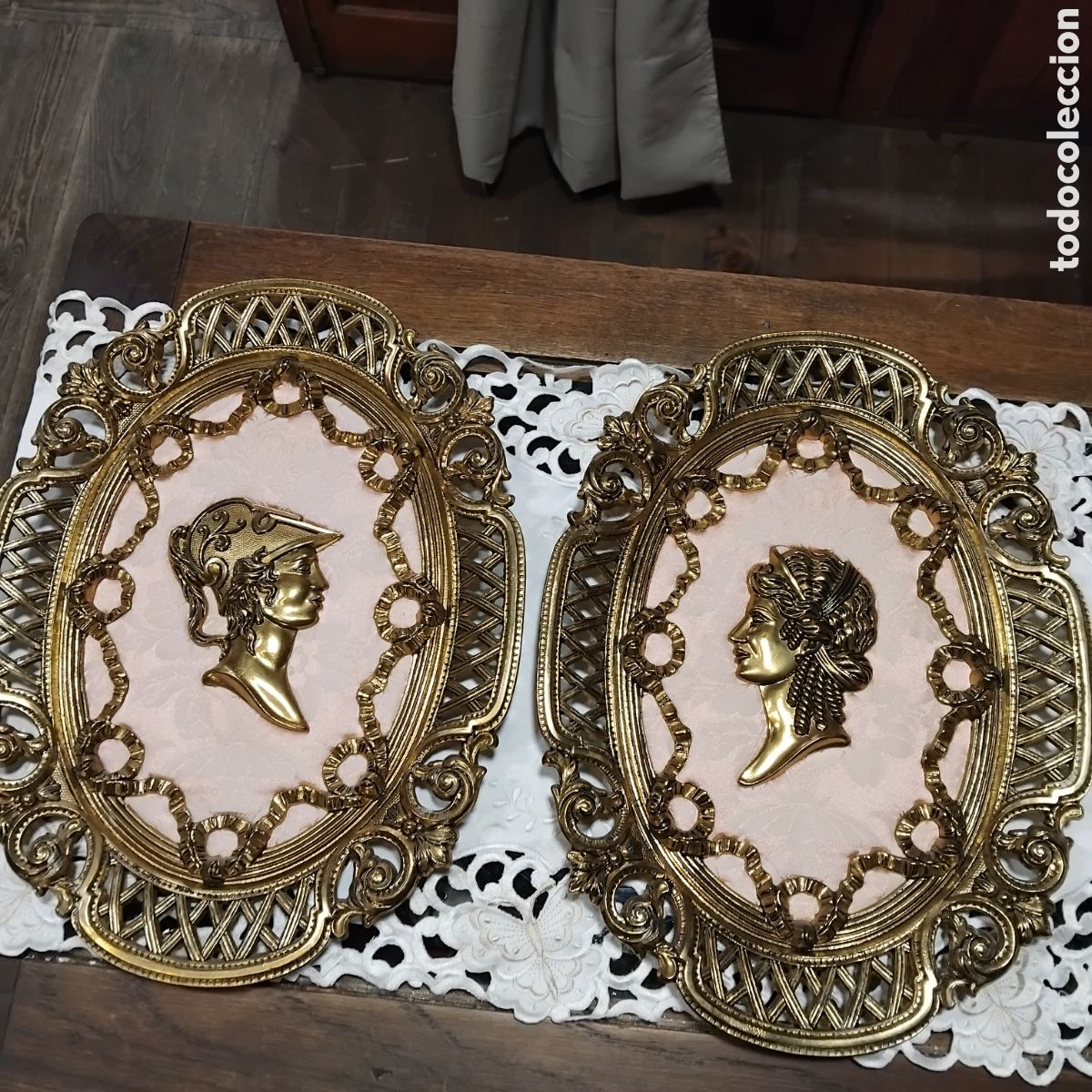 Antig&uuml;edades: Cuadros franceses de bronce dorado y tejido de damasci