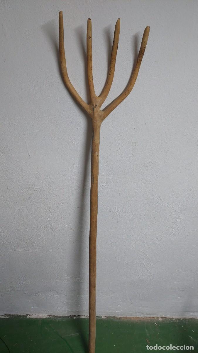 Antig&uuml;edades: Horca de madera en perfecto estado.